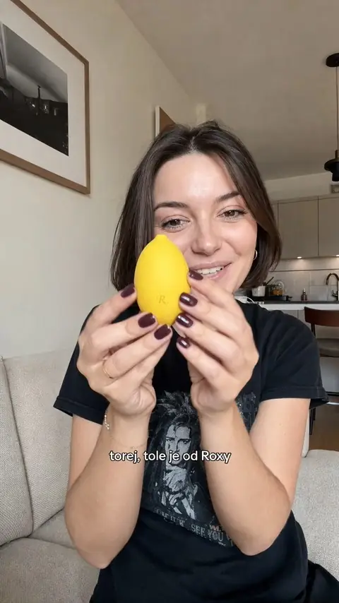 Stranka v videu pokaže masažer Lem
